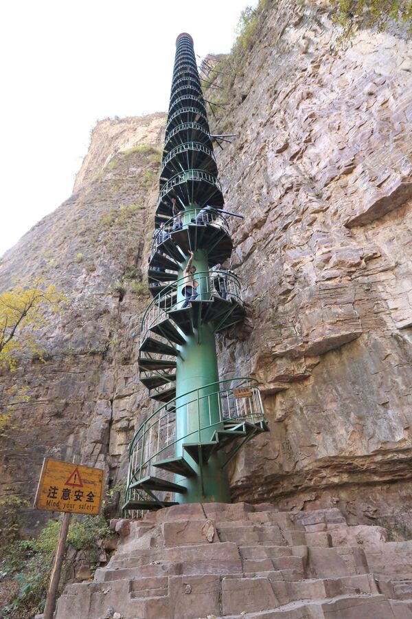 Спиральная лестница в горах Тайханшань  - Sputnik Молдова