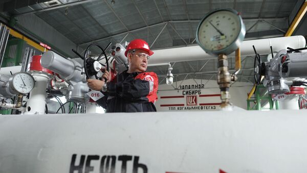 Добыча нефти в городах Ханты-Мансийского автономного округа - Sputnik Moldova-România