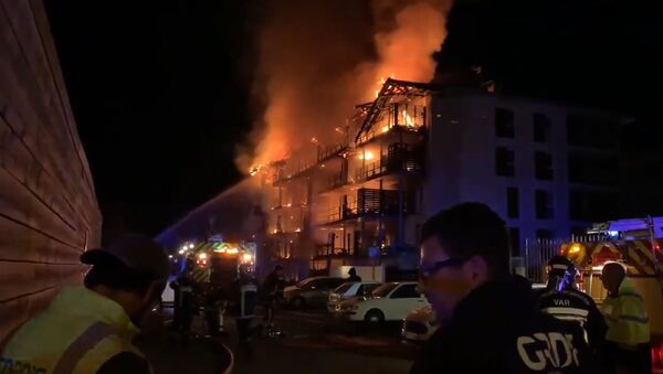 Video şocant: clădire cu 42 de apartamente, înghiţită de flăcări - Sputnik Moldova-România