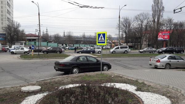 Mașină parcată pe trecerea de pietoni Chișinău - Sputnik Moldova