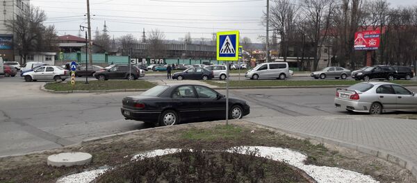 Mașină parcată pe trecerea de pietoni Chișinău - Sputnik Moldova