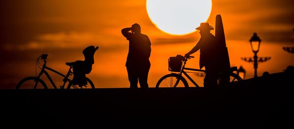 Apus de soare, bicicliști Apus de soare, bicicliști - Sputnik Moldova-România