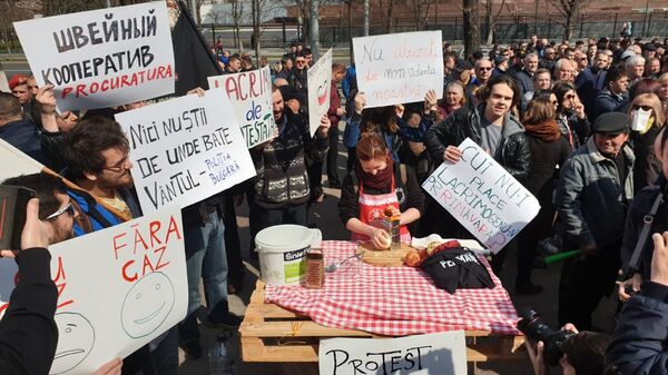 Cine sunt protestatarii care au venit în fața Parlamentului la îndemnul ACUM – Video/Foto Cine sunt protestatarii care au venit în fața Parlamentului la îndemnul ACUM – Video/Foto - Sputnik Moldova