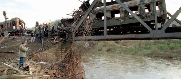 Обломки разбитого пассажирского поезда, сбитого в результате авиаудара НАТО - Sputnik Moldova-România