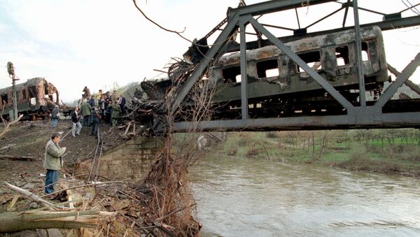 Обломки разбитого пассажирского поезда, сбитого в результате авиаудара НАТО - Sputnik Moldova-România