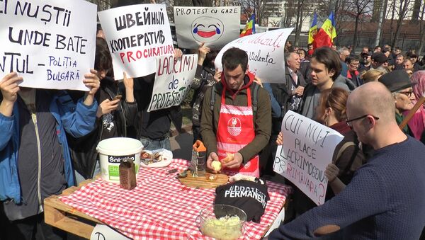 Protest bizar în fața Parlamentului: Iată ce au făcut simpatizanții blocului ACUM - Video  - Sputnik Moldova