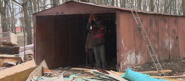 Демонтаж металлических гаражей в Кишиневе Демонтаж металлических гаражей в Кишиневе - Sputnik Молдова