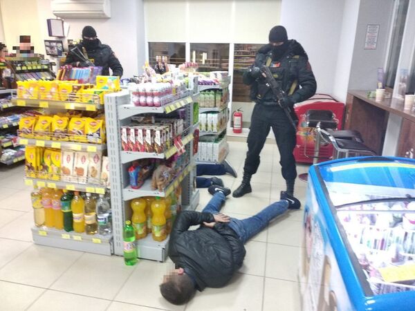 Operațiune specială la Ungheni și Fălești: Iată ce au descoperit polițiștii - Video Operațiune specială la Ungheni și Fălești: Iată ce au descoperit polițiștii - Video - Sputnik Moldova