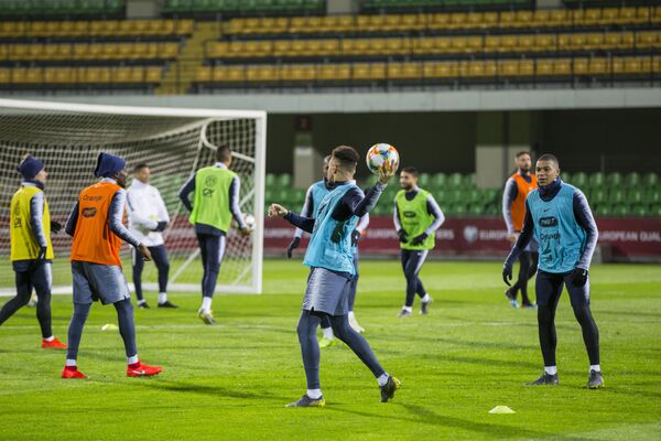 Antrenamentul selecționatei Franței la Fotbal pe stadionul „Zimbru” din Chișinău. La antrenament se permite să atingi balonul cu mâna - Sputnik Moldova-România