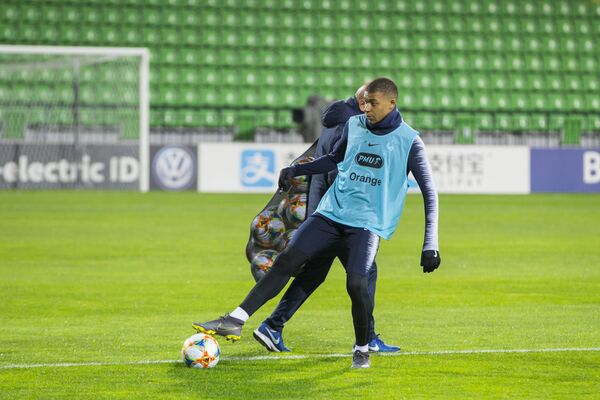 Antrenamentul selecționatei Franței la Fotbal pe stadionul „Zimbru” din Chișinău. Kylian Mbappé, atacant PSG - Sputnik Moldova-România