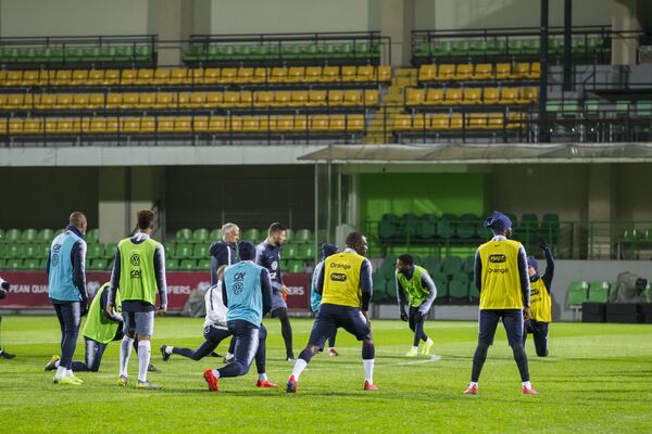 Antrenamentul selecționatei Franței la Fotbal pe stadionul „Zimbru” din Chișinău. Încălzirea - Sputnik Moldova-România