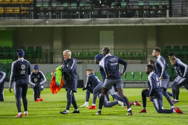 Antrenamentul selecționatei Franței la Fotbal pe stadionul „Zimbru” din Chișinău. Antrenorul Didier Deschamps - Sputnik Moldova-România