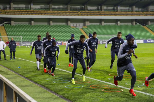 Antrenamentul selecționatei Franței la Fotbal pe stadionul „Zimbru” din Chișinău - Sputnik Moldova-România