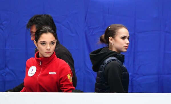 Алина Загитова и Евгения Медведева во время тренировок спортсменов перед чемпионатом мира по фигурному катанию в Сайтаме - Sputnik Молдова