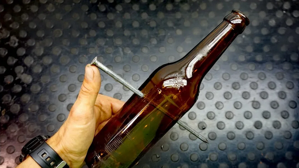 Как прибить бутылку гвоздем к дереву и заработать, выиграв пари — видео Как прибить бутылку гвоздем к дереву и заработать, выиграв пари — видео - Sputnik Молдова