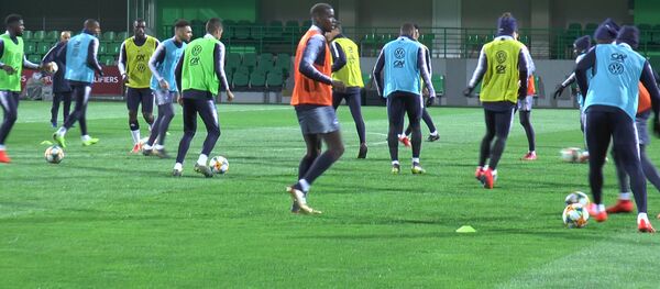 Французские футболисты потренировались в Кишиневе и готовы сразиться со сборной Молдовы - Sputnik Молдова