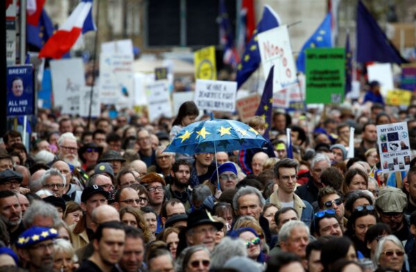 Londra: Sute de mii de oameni în stradă contra Brexitului - video Londra: Sute de mii de oameni în stradă contra Brexitului - video - Sputnik Moldova-România