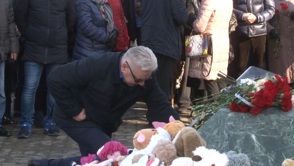 В Кемеровe год спустя вспоминают жертв пожара в ТЦ Зимняя вишня - Sputnik Молдова