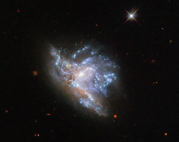 Сталкивающиеся галактики PGC 57039 и PGC 200329  в созвездии Геркулеса - Sputnik Молдова