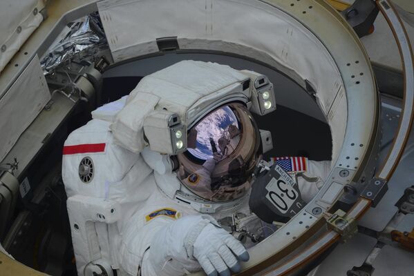 Выход в открытый космос космонавтов Энн Макклейн и Ник Хейг - Sputnik Молдова