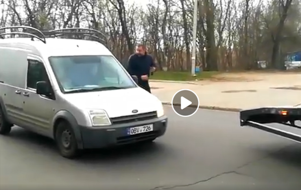 Агрессия на дороге: мой брат полицейский, кричал рассвирепевший водитель - видео Агрессия на дороге: мой брат полицейский, кричал рассвирепевший водитель - видео - Sputnik Молдова