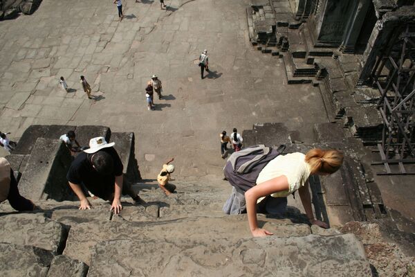 Лестница с уклоном 70 градусов в храмовом комплексе Ангкор-Ват, Камбоджа - Sputnik Moldova