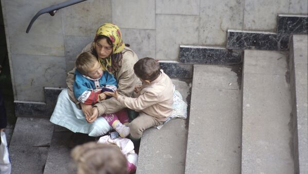 Женщина с детьми, просящая милостыню в подземном переходе - Sputnik Молдова