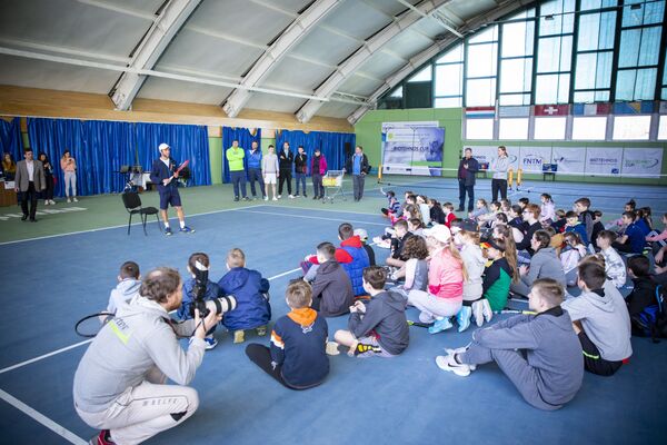 У каждого из юного спортсмена были свои вопросы к звезде молдавского тенниса. - Sputnik Молдова