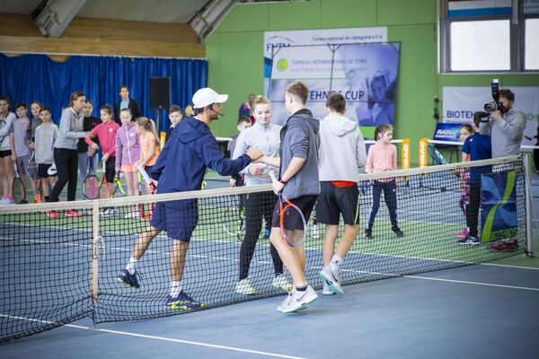 Ученики школы тенниса благодарят Албота за игру.  - Sputnik Молдова