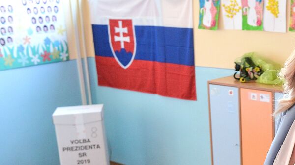 Зузана Чапутова во время голосования на избирательно участке - Sputnik Moldova