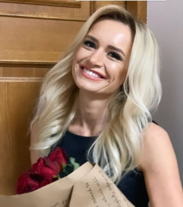 Buchet de trandafiri roșii pentru Anișoara Loghin: n-a fost atât de fericită de la nuntă - Sputnik Moldova-România