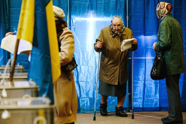 Жители Харькова на одном из избирательных участков города во время голосования на президентских выборах на Украине - Sputnik Молдова