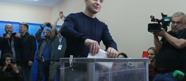 Кандидат в президенты Украины, актер Владимир Зеленский во время голосования на президентских выборах на одном из избирательных участков Киева - Sputnik Молдова