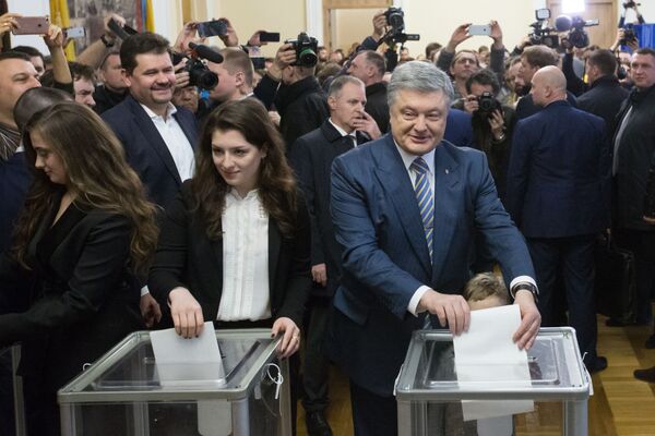 Действующий президент Украины Петр Порошенко с дочерьми на избирательном участке в Киеве во время голосования на президентских выборах - Sputnik Молдова
