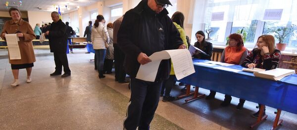 Жители города Львова на одном из избирательных участков города во время голосования на президентских выборах на Украине Жители города Львова на одном из избирательных участков города во время голосования на президентских выборах на Украине - Sputnik Молдова