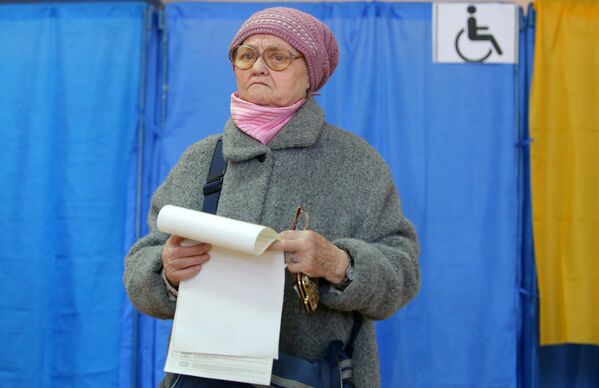 Пожилая женщина во время голосования на выборах президента Украины на одном из избирательных участков Киева - Sputnik Молдова
