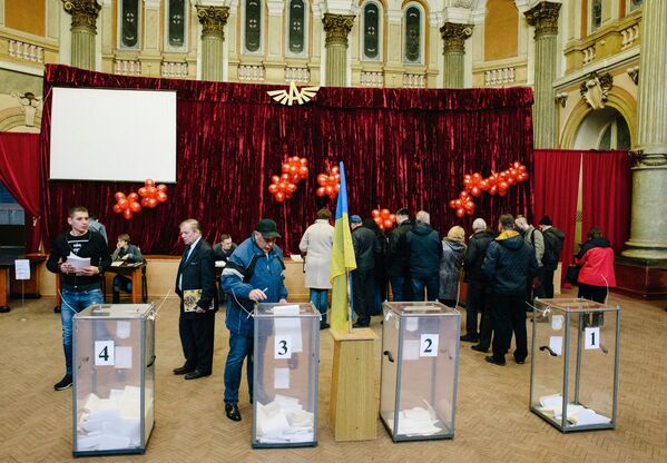 Жители Харькова на одном из избирательных участков города во время голосования на президентских выборах на Украине - Sputnik Moldova