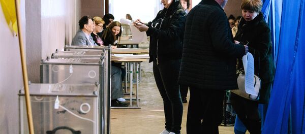 Жители Харькова на одном из избирательных участков города во время голосования на президентских выборах на Украине Жители Харькова на одном из избирательных участков города во время голосования на президентских выборах на Украине - Sputnik Молдова