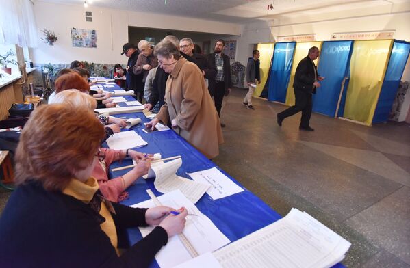 Жители города Львова на одном из избирательных участков города во время голосования на президентских выборах на Украине - Sputnik Moldova