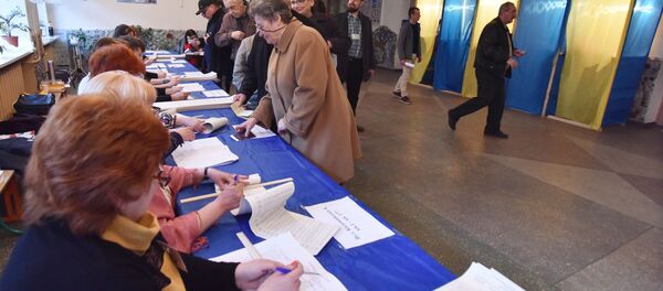 Жители города Львова на одном из избирательных участков города во время голосования на президентских выборах на Украине Жители города Львова на одном из избирательных участков города во время голосования на президентских выборах на Украине - Sputnik Молдова