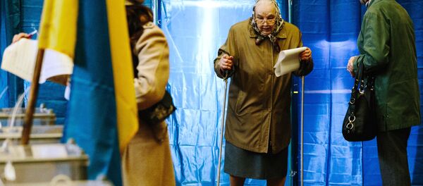 Жители Харькова на одном из избирательных участков города во время голосования на президентских выборах на Украине Жители Харькова на одном из избирательных участков города во время голосования на президентских выборах на Украине - Sputnik Moldova-România