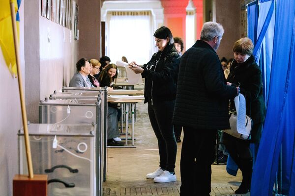 Жители Харькова на одном из избирательных участков города во время голосования на президентских выборах на Украине - Sputnik Moldova-România