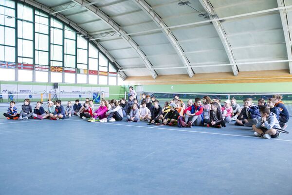 La întâlnirea cu cel mai bun tenisman din Moldova au venit mulți sportivi tineri. - Sputnik Moldova
