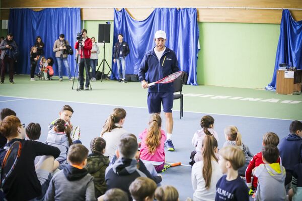 Copiii ascultau cu mare interes lecția unuia dintre cei mai buni tenismani din lume - Sputnik Moldova