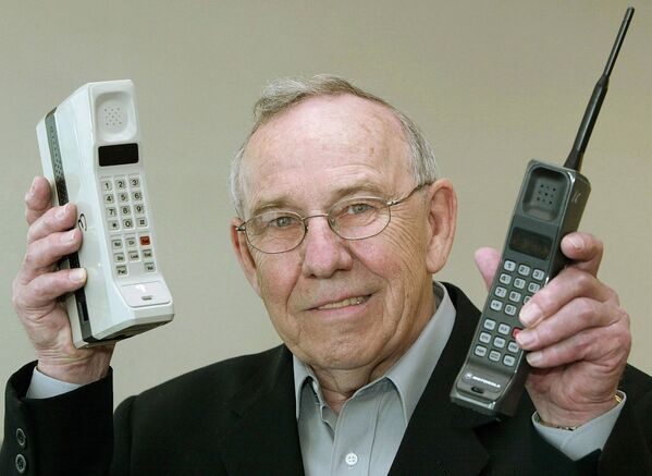 Бывший глава Motorola Design Руди Кролопп с первым мобильным телефоном DynaTAC 8000X и первым мобильным телефоном International 3200, 2003 год - Sputnik Молдова