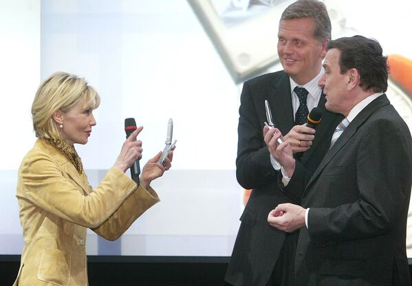 Дорис Шредер-Кепф фотографирует своего мужа канцлера Герхарда Шредера мобильным телефоном со встроенной камерой  - Sputnik Молдова