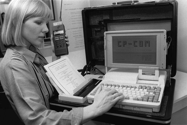 Портативный офис в портфеле с ноутбуком, принтером и мобильным телефоном представлен как на выставке технологий CeBit в Ганновере, Германия. 1990 год - Sputnik Молдова