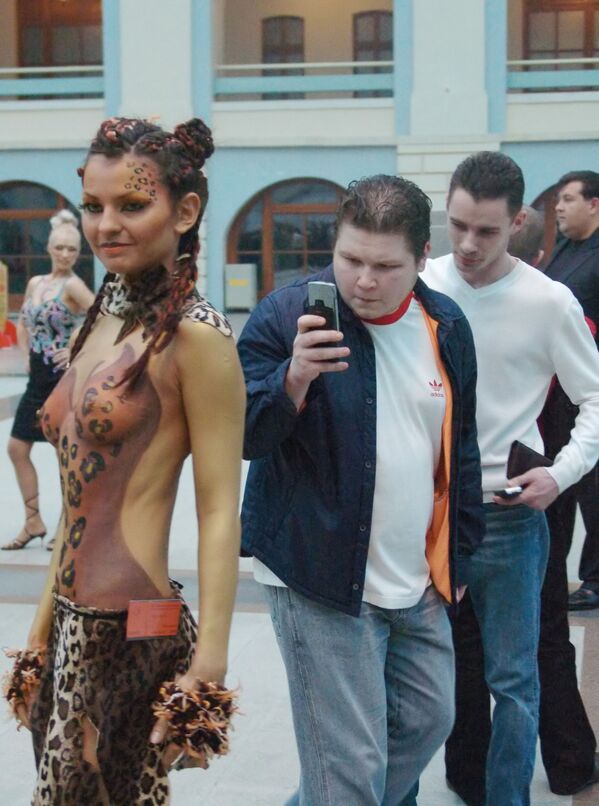 Прохожий фотографирует участницу фестиваля индустрии красоты Весенний вернисаж. 2006 год - Sputnik Молдова