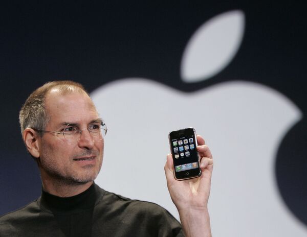 CEO корпорации Apple Стив Джобс держит Iphone на конференции MacWorld в Сан-Франциско, 2007 год - Sputnik Молдова
