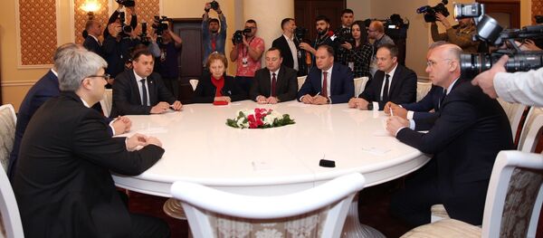 Лидеры ПСРМ и ДПМ на переговорах с президентом Лидеры ПСРМ и ДПМ на переговорах с президентом - Sputnik Молдова